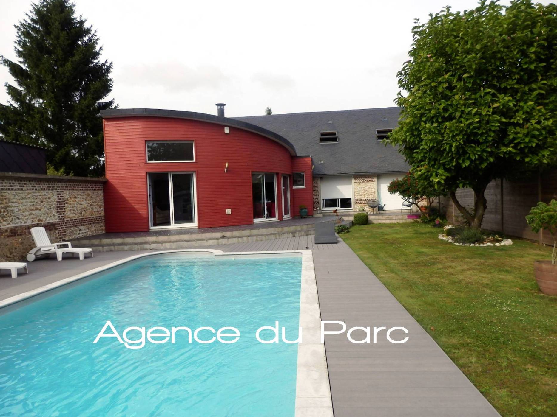Achat d'une maison contemporaine en très bon état avec une piscine à 30 mn de ROUEN, dans un bourg tous commerces, en Normandie
