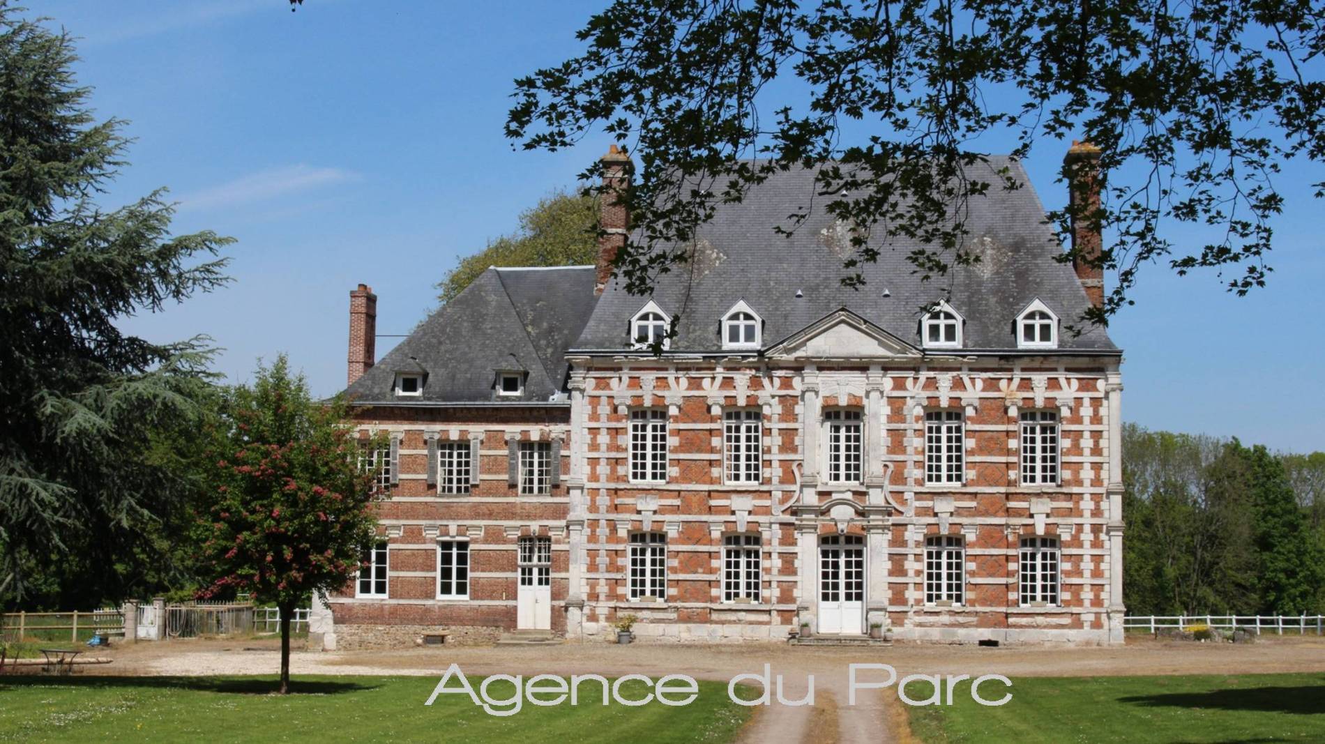 En Normandie, vente d'un magnifique château XVIIème, sur un parc de 3 ha, entre Caudebec en Caux et Le Havre