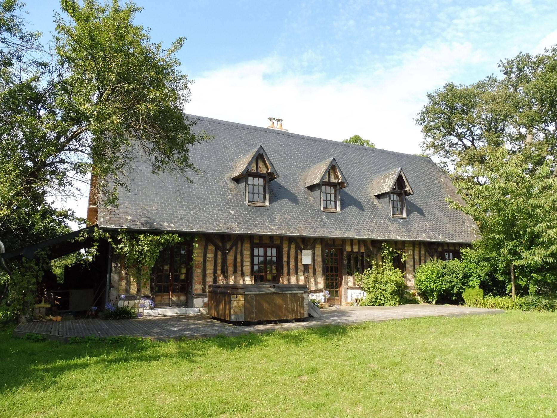 Charmante maison normande à vendre, sur 2300 m² de terrain, proche du Pont de Brotonne, en Normandie